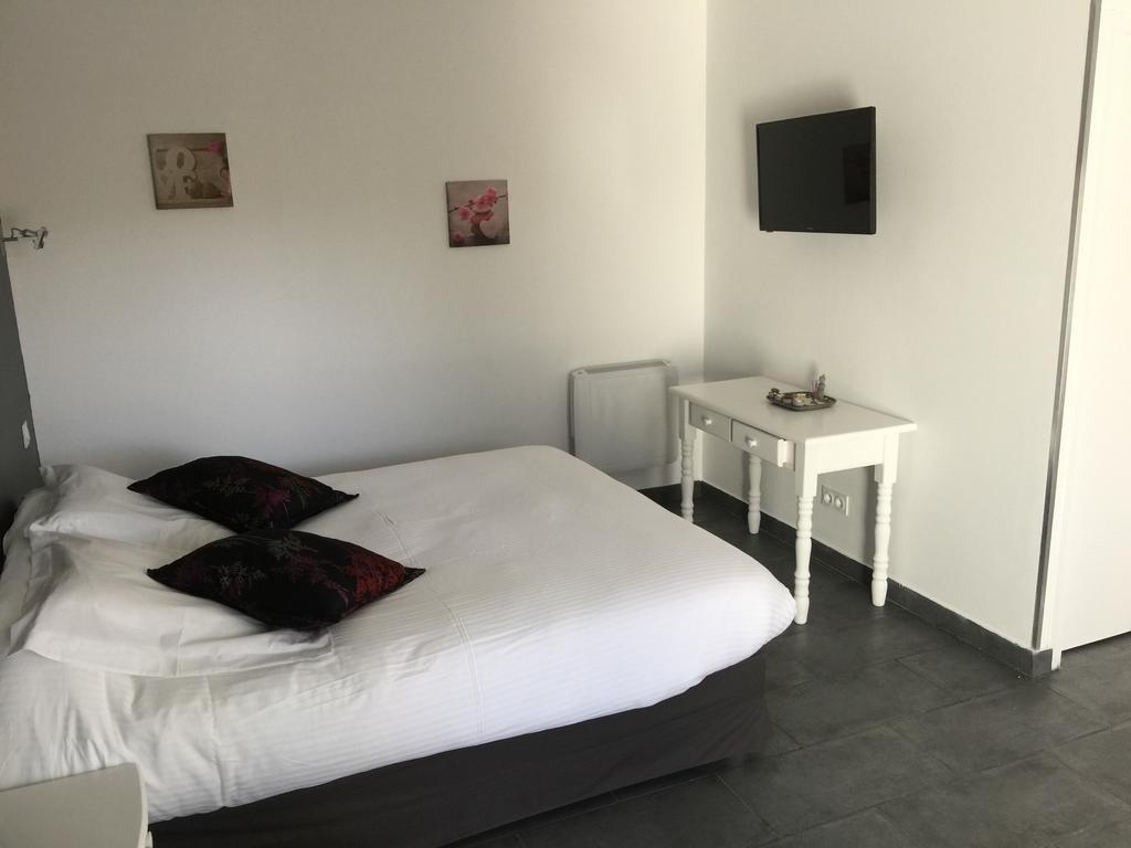 Chambres D'Hotes Le Mas Du Bijou Bleu พูเชต์-ซูราร์ช็องส์ ภายนอก รูปภาพ