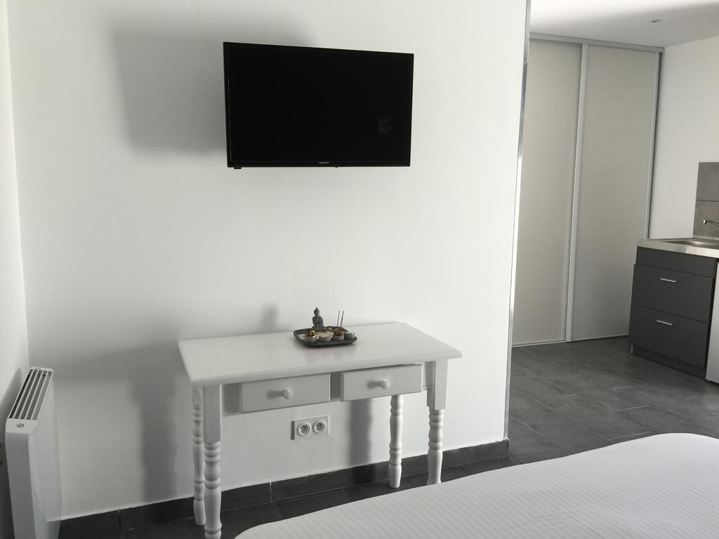 Chambres D'Hotes Le Mas Du Bijou Bleu พูเชต์-ซูราร์ช็องส์ ภายนอก รูปภาพ